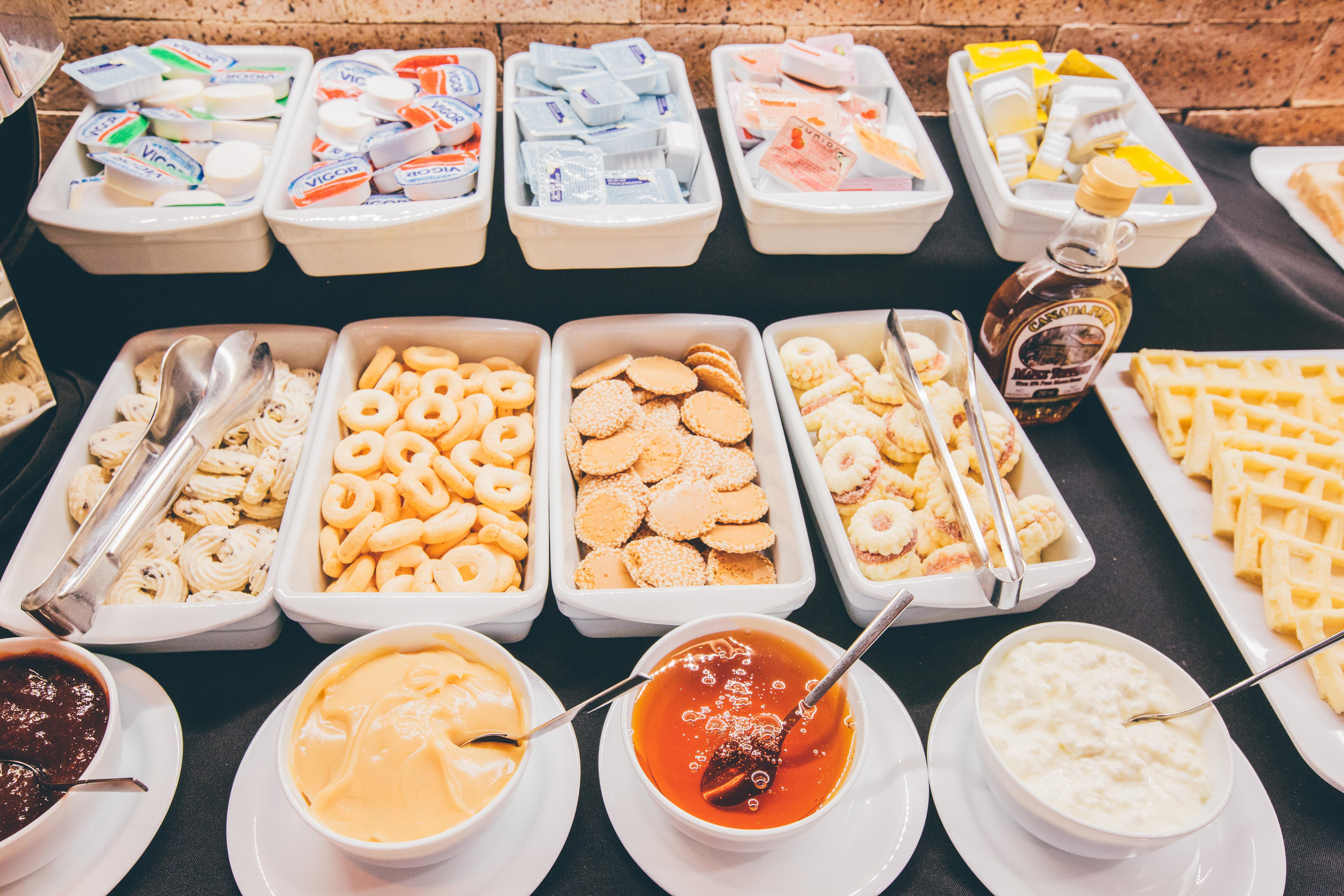 Cullinan Hplus Premium برازيليا المظهر الخارجي الصورة A selection of cheese at a buffet